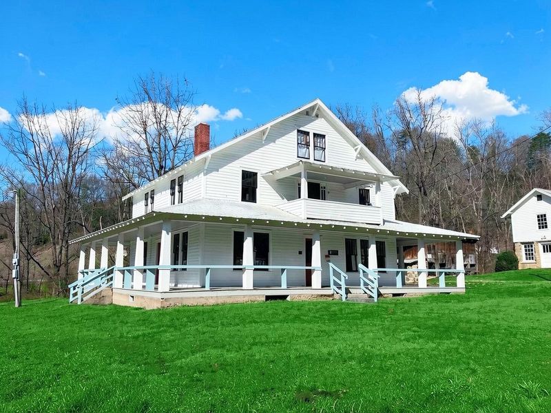 Green lawn and blue sky: Farmhouse front